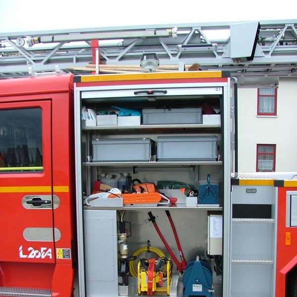 Gerätefach 1 
- 2 Motorkettensägen  
- Schnittschutzkleidung 
- Schneider/ Spreizgerät 
- Hydraulikaggregat 
- Bolzenschneider
- Halligan-Tool  