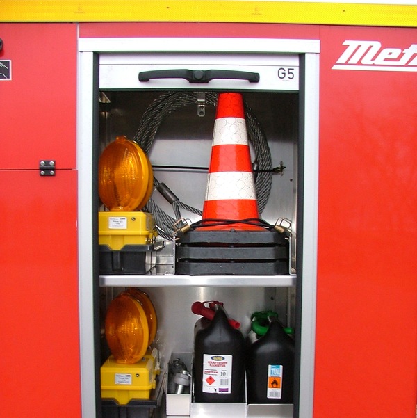 Gerätefach 5 
- Blitzleuchten 
- Verkehrsleitkegel 
- Benzinkanister 
- Stahlseil 