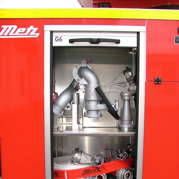 Gerätefach 6 
- Korb-Monitor 
- B-Schlauch (Leiterpark) 
- C-Schlauch (Korb) 
- Überleitstück 
- B-Strahlrohr