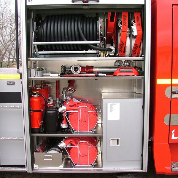 Gerätefach 2 
- Schnellangriffshaspel 
- B-Schläuche 
- C-Schläuche 
- Standrohr 
- Kübelspritze 
- Strahlrohre 