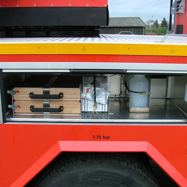 Gerätefach 4 
- Auffahrkeil 
- Unterlegplatten 
- Ölbindemittel 