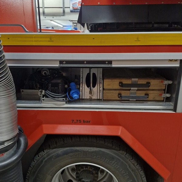 Gerätefach 3 
- Leuchten 
- Auffahrkeil 
- Unterlegplatten