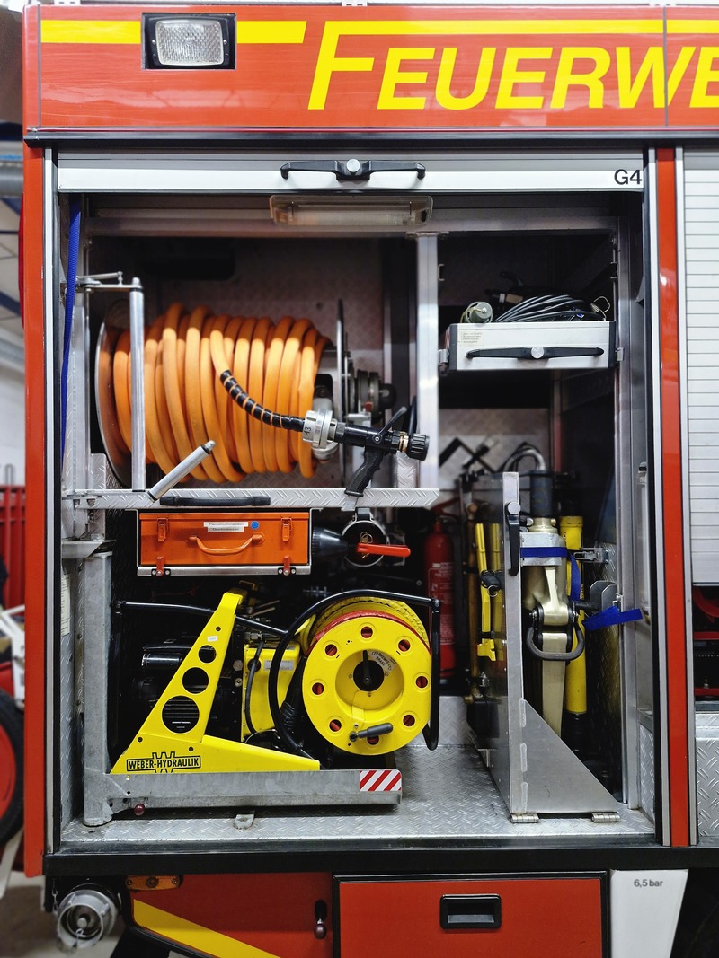Gerätefach 4 
- Schnellangriffshaspel 
- Leuchten 
- Rettungsschneider
- Rettungsspreizer 
- Rettungszylinder
- Hydraulikaggregat
