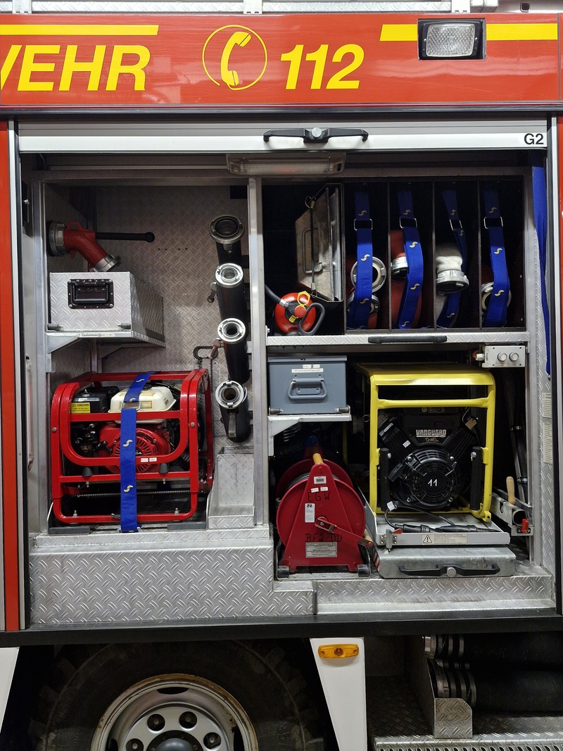 Gerätefach 2 
- C-Strahlrohre 
- B-Schläuche 
- Stromerzeuger 
- Überdrucklüfter 
- Tauchpumpe 
- Essenkehrgerät 