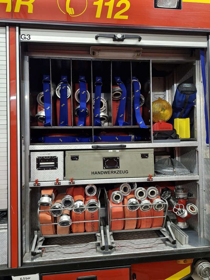 Gerätefach 3 
- C-Schläuche
- B-Schläuche 
- Handwerkzeug 
- Tauchpumpe 
- Blitzleuchten 
- CBCB-Verteiler