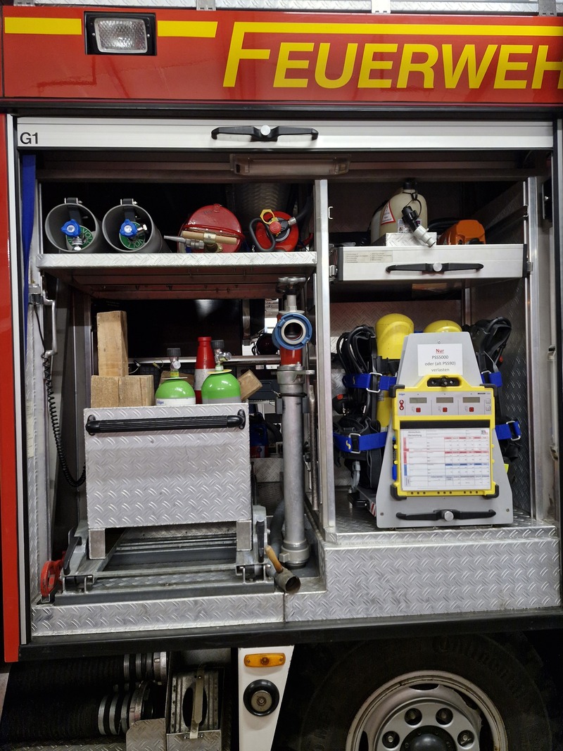 Gerätefach 1 
- Technische Hilfeleistungskiste
- Atemschutzgeräte
- Motorkettensäge
- Trage
- Standrohr
- Kleinlöschgeräte