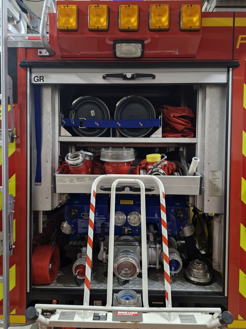 Gerätefach R
- Rosenbauer Pumpe
- Saugkorb 
- Feuerwehrleinen 
- Übergangsstücke 
- Ölbindemittel 
- Schlauchhaspel 